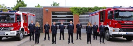 Insgesamt konnten zwei Feuerwehrfrauen und acht Feuerwehrmänner befördert werden (v.l.): Emily Müller (Löschzug Friedrichsdorf – Feuerwehrfrau); Kim Nadine Ortmeier (Löschzug Isselhorst – Brandoberinspektorin); Thorsten Steiling (Löschzug Friedrichsdorf – Brandinspektor); Malte Ebbing (Löschzug Friedrichsdorf – Brandmeister); Andi Krüger (Löschzug Friedrichsdorf – Brandinspektor); David Erfmann (Löschzug Friedrichsdorf – Brandmeister); Janek Burg (Löschzug Isselhorst – Oberbrandmeister); Philipp Clostermeyer (Löschzug Isselhorst – Unterbrandmeister); Stephan Mußenbrock (Löschzug Isselhorst – Brandoberinspektor); Philipp Zurlinden (Löschzug Isselhorst – Hauptfeuerwehrmann). 