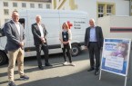 Impfen ohne Termin in der Libori-Light-Woche vom 24. Juli bis 1. August vor dem Theodorianum in Paderborn - von links nach rechts: Uwe Seibel, 1. Vorsitzender der Werbegemeinschaft Paderborn, Dr. André Brandt, Ordnungsdezernent und Krisenstabsleiter des Kreises Paderborn, Mandy Bittner-Schwete, DRK-Mitarbeiterin im Impfzentrum des Kreises Paderborn und Landrat Christoph Rüther bringen die Impfangebote zu den Menschen