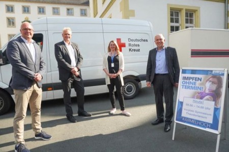 Impfen ohne Termin in der Libori-Light-Woche vom 24. Juli bis 1. August vor dem Theodorianum in Paderborn - von links nach rechts: Uwe Seibel, 1. Vorsitzender der Werbegemeinschaft Paderborn, Dr. André Brandt, Ordnungsdezernent und Krisenstabsleiter des Kreises Paderborn, Mandy Bittner-Schwete, DRK-Mitarbeiterin im Impfzentrum des Kreises Paderborn und Landrat Christoph Rüther bringen die Impfangebote zu den Menschen 