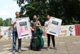 Die Organisatoren Michael Deppe (l.), Tim Burrows (r.) (beide Fachbereich Kultur Stadt Gütersloh) und Fabian Kunter (Mitte) von den Gütersloher „Dizzy Dudes“ werben für das Kulturpicknick in Mohns Park.Foto: Stadt Gütersloh