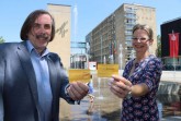 Die Ehrenamtskarte als Symbol für Engagement: Bürgermeister Norbert Morkes und Ehrenamtskoordinatorin Elke Pauly-Teismann werben für die Ehrenamtskarte.
Foto:Stadt Gütersloh
