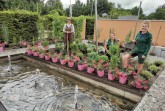 Luba Karrer, Johanna Meisner und Ewa Galla (von links) haben zusammen mit ihren Kolleginnen die drei Mustergärten im Gartenschaupark wieder in Schuss gebracht. Foto: Stadt Rietberg