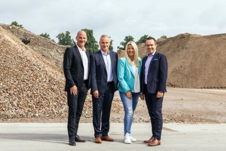 Gruppenfoto (von links nach rechts): Matthias Wasel, Geschäftsführer Wasel GmbH,Thomas Wasel, Geschäftsführer Wasel GmbH,Barbara Hagedorn, Geschäftsführerin Hagedorn Unternehmensgruppe, Thomas Hagedorn, geschäftsführender Gesellschafter Hagedorn Unternehmensgruppe.Foto:Hagedorn