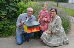 Lisa, Petra Kammler und Jürgen Tank präsentieren das farbenfrohe Hummelhaus.Foto: BUND Lemgo