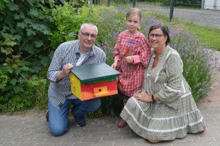  Lisa, Petra Kammler und Jürgen Tank präsentieren das farbenfrohe Hummelhaus.Foto: BUND Lemgo