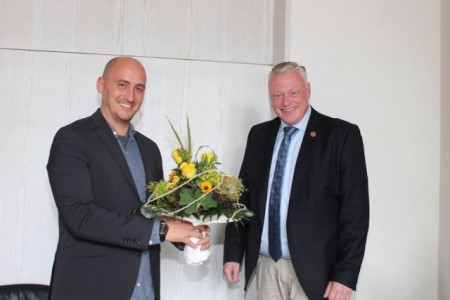 Jan Holsteg (l.) ist seit seiner Jugend der "grünen Branche" verfallen, seit Sommer 2028 arbeitet er mit bei der Landesgartenschaugesellschaft in Höxter, jetzt übernimmt er die Geschäftsführung. Darüber freut sich Bürgermeister Daniel Hartmann. 