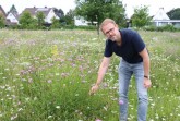 Kontrollierte Vielfalt: Dirk Buddenberg erläutert am Beispiel der Wiese am Rand des Wohngebiets Krullsbachaue das Mahdkonzept der Stadt.Foto:Stadt Gütersloh