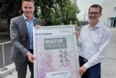 Bürgermeister Andreas Sunder (links) und Organisator Johannes Wiethoff freuen sich auf einen bunten Kultursommer in Rietberg. Foto: Stadt Rietberg