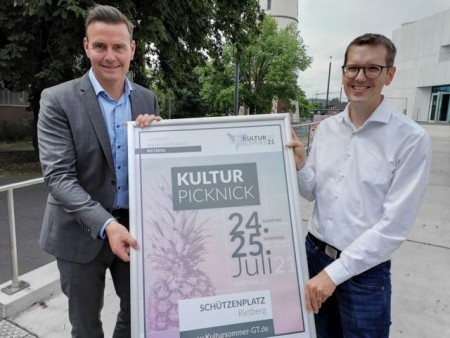  Bürgermeister Andreas Sunder (links) und Organisator Johannes Wiethoff freuen sich auf einen bunten Kultursommer in Rietberg. Foto: Stadt Rietberg 