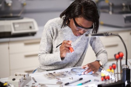 Die Fakultät für Maschinenbau geht neue Wege, um Schülerinnen und Schüler von der Welt des Maschinenbaus zu begeistern.Foto: Universität Paderborn, Matthias Groppe