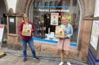 Anja Vollmer von der Tourist Information Paderborn (l.) und Sinje Mollemeier vom Bürgermeisterreferat, die seitens der Stadt Paderborn die Aktionen der Initiative "Faires Paderborn" unterstützt, freuen sich über die Fairen Tüten.Foto:© Stadt Paderborn