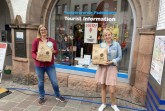 Anja Vollmer von der Tourist Information Paderborn (l.) und Sinje Mollemeier vom Bürgermeisterreferat, die seitens der Stadt Paderborn die Aktionen der Initiative "Faires Paderborn" unterstützt, freuen sich über die Fairen Tüten.Foto:© Stadt Paderborn