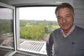 Wolfgang Oesterschlink kann von der Mühle herab auf die neue große Photovoltaikanlage auf dem Dach des Sackwarenlagers blicken. Foto: Stadt Rietberg
