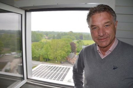 Wolfgang Oesterschlink kann von der Mühle herab auf die neue große Photovoltaikanlage auf dem Dach des Sackwarenlagers blicken. Foto: Stadt Rietberg 