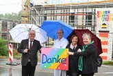 v. l.: Mit einem Bild, von einer Patientin der Kinderkrebsstation gemalt, bedanken sich Pastor Ulrich Pohl und Univ.-Prof. Dr. med. Eckard Hamelmann bei Marita Neumann und Hannelore Knust. Foto: Manuel Bünemann