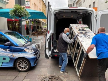 Nach sieben Jahren erhält der öffentliche Bücherschrank "Paderthek" nun einen neuen Look und wird vom ASP in Zusammenarbeit mit dem Berufsförderzentrum IN VIA St. Lioba abtransportiert.Foto:© ASP Paderborn