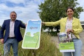Glückliche Gewinner: Marcus Lufen, Leiter Marketing und Innovation bei den Stadtwerken Bielefeld, und Projektleiterin Christina Augel zeigen die Plakate der nun ausgezeichneten BIE a Hero!-Kampagne der Stadtwerke. Foto: Sebastian Bauer/Stadtwerke Bielefeld