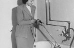 Ein „Renner“ in den 1950er Jahren: Ein Riesentauchsieder erzeugte wohlige Badewasser-Wärme. Allerdings dauerte das Aufheizen damals gut 2 ½ Stunden und kostete 2,50 D-Mark. Foto: ©Archiv Stadtwerke Bielefeld