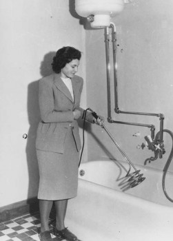 Ein „Renner“ in den 1950er Jahren: Ein Riesentauchsieder erzeugte wohlige Badewasser-Wärme. Allerdings dauerte das Aufheizen damals gut 2 ½ Stunden und kostete 2,50 D-Mark. Foto: ©Archiv Stadtwerke Bielefeld