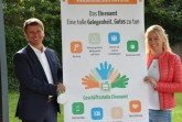 Ehrenamtsmanagerin Katharina Serinelli und Landrat Michael Stickeln freuen sich darüber, dass das Projekt „Hauptamt stärkt Ehrenamt“ im Kreis Höxter um weitere sechs Monate verlängert wird.Foto: Kreis Höxter