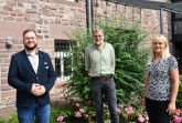 Neuer Vorstand des Netzwerks Pflege: Ulrike Roxlau und Andreas Fuhrmann mit Benny Baron vom Kreis Höxter (l., Geschäftsführer des Netzwerkes Pflege). Foto: Kreis Höxter