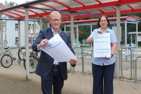 Engers Bürgermeister Thomas Meyer (l.) und die städtische Mitarbeiterin Meike Kornblum mit den Fragebögen zur HaushaltsbefragungFoto:Stadt Enger