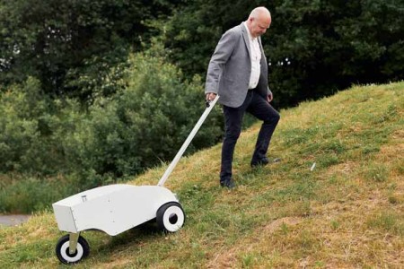 Ralf Maschmann kommt mit dem elektrisch angetriebenen Dummy des e-lifters mühelos den Hügel hoch. Foto: ©Patrick Pollmeier/FH Bielefeld