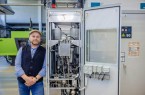Prof. Dr. Jens Haubrock betreut das Labor für elektrische Energiespeicher und Brennstoffzellen an der FH Bielefeld. Foto: ©Alexander Tempel/ FH Bielefeld