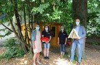 Einweihung der neuen Gartenhütte mit (v. li.) Margarita Kloska (Sparkasse Paderborn- Detmold), Melanie Köchling (OGS Lügde), Regina Siegmann (OGS Lügde) und Martin Denker (Sparkasse Paderborn -Detmold). Johanniter Lippe- Höxter