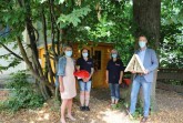 Einweihung der neuen Gartenhütte mit (v. li.) Margarita Kloska (Sparkasse Paderborn- Detmold), Melanie Köchling (OGS Lügde), Regina Siegmann (OGS Lügde) und Martin Denker (Sparkasse Paderborn -Detmold). Johanniter Lippe- Höxter