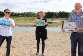 Regierungspräsidentin Judith Pirscher (Mitte) hat sich gemeinsam mit Anna Morsbach, Projektverantwortliche bei der Bezirksre gier ung Detmold, und Dr. Günter Bockwinkel , Projekt - Planer und Bauoberleiter vom Büro NZO GmbH, ein Bild von der renaturierten Lippe bei Paderborn - Sande gemacht. Zahlreiche Vogelarten haben dort bereits g ebrütet. (Foto: Bezirksregierung Detmold).2
