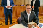 Landesverkehrsminister Hendrik Wüst zu Gast im Rathaus. Für ein lückenloses Radwegenetz in OWL: Straßen.NRW und die Stadt Bad Oeynhausen schließen Verwaltungsvereinbarungen zum Bau des Radschnellwegs RS3.Foto: Stadt Bad Oeynhausen