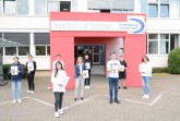 Präsentieren den IHK-Ausbildungsatlas 2022 an der Realschule in Biele-feld-Heepen: Schülerin Nihal Ammi, die kommissarische Schulleiterin Ste-fanie Schrader, Schülerin Hawin Akeün, IHK-Geschäftsführerin Ute Horst-kötter-Starke, IHK-Hauptgeschäftsführerin Petra Pigerl-Radtke, die Schüler Berkcan Erdem, Luca Huck und Alex Kiselew sowie die kommissarische Schulleiterin Anne-Kathrin Bödding (v. l.). Foto: IHK Ost-westfalen