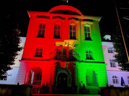 75 Jahre NRW - das Rathaus wird eine Woche in den Landesfarben angeleuchtetFoto: Stadt Herford