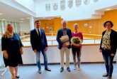 Ein besonderes Dienstjubiläum: 50 Jahre ist Joachim Schulte beim Kreis Herford: v.l. Nadine Steenberg (Personalratsvorsitzende Kreis Herford), Markus Altenhöner (Personaldezernent Kreis Herford), Joachim und Heike Schulte und Sonja Boxhammer (Amtsleiterin Katasteramt Kreis Herford)