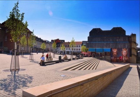 Paderborn hat sich mit dem neugestalteten Domplatz beim bundesweiten Fotowettbewerb "Wir im Quartier- unser Liblingsort der Städtebauförderung" beworben und bittet jetzt alle Bürgerinnen und Bürger bis zum 29. August unter www.tag-der-staedtebaufoerderung.de/aktuelles/fotowettbewerb-voting abzustimmen.Foto:© Stadt Paderborn