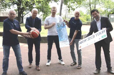 Die NRW3x3Tour gastiert am 04./05.09.21 in Bielefeld. Die Organisatoren rufen zur Teilnahme auf (von links): Ralf Müller (Sportjugend Bielefeld), Torsten Schätz (Schulleiter der Martin-Niemöller-Gesamtschule), Emre Atsür (TSVE), Dirk Lemhoefer (Sportjugend Bielefeld) und Serviceregionsleiter Matthias Wehmhöner (AOK NORDWEST) Foto: © AOK/hfr.