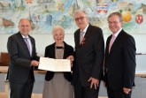 Landrat Christoph Rüther überreichte dem Geehrten den Orden und die Urkunde – v.l. Landrat Rüther, Gabriele Potthoff, Bernhard Potthoff und Bürgermeister Paderborn Michael Dreier Foto: Meike Delang