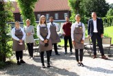 Begrüßung der neuen Auszubildenden im Gräflicher Park Health & Balance Resort in Bad Driburg (v.l.n.r.): Celine Demir, Andrea Schäfers (Betreuung Azubis), Laura Schiermeyer, Erdjan Krasniqi, Andreas Avoledo, Kylie Janjira Jung und Geschäftsführer Volker Schwartz. Foto: © Gräflicher Park Health & Balance Resort