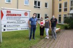 v.l.: Lügdes Bürgermeister Torben Blome unterstützte für einen Tag das Team vom Johanniter-Stift Lügde: Einrichtungsleitung Inga Francksen und die Pflegefachkräfte Daniela Klobusch und Matthias Warnecke, die ihn an diesem Tag unter ihre Fittiche nahmen. Foto: ©Johanniter Lippe-Höxter
