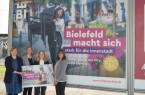 Von links nach rechts: Charlotte Höpker und Jana Gerdes von der städtischen Wirtschaftsentwicklungsgesellschaft (WEGE), Johanne Struck aus der Stadtentwicklung der Stadt Bielefeld und Julia Lehmann von Bielefeld Marketing bilden das City.Team Bielefeld. Foto: ©Bielefeld Marketing
