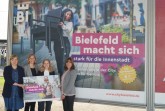 Von links nach rechts: Charlotte Höpker und Jana Gerdes von der städtischen Wirtschaftsentwicklungsgesellschaft (WEGE), Johanne Struck aus der Stadtentwicklung der Stadt Bielefeld und Julia Lehmann von Bielefeld Marketing bilden das City.Team Bielefeld. Foto: ©Bielefeld Marketing