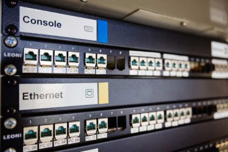 Im Labor für Angewandte Informatik können die Studierenden die Infrastruktur sowie die Datenübertragung des Internets hautnah erleben. (Foto: Alexander Tempel / FH Bielefeld)