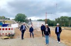 Machen sich ein Bild vom Stand bei der 3. Gesamtschule: Henning Matthes, Beigeordneter für den Bereich Schulen, Anja Kordes vom Fachbereich Technisches Gebäudemanagement, Carsten Deiwiks als zuständiger Projektverantwortlicher des städitschen Immobilienmanagements, Stadtbaurätin Nina Herrling und Schulleiter Marcus Göcke.Foto:Stadt Gütersloh