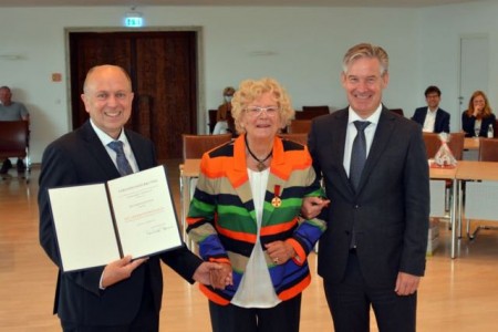 Gertraud Mütter aus Hövelhof erhielt im Paderborner Kreishaus die Verdienstmedaille des Verdienstordens der Bundesrepublik Deutschland - Landrat Christoph Rüther und Hövelhofs Bürgermeister Michael Berens freuen sich mit ihr über die Auszeichnung Bildnachweis: Amt für Presse- und Öffentlichkeitsarbeit, Kreis Paderborn, Meike Delang