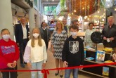 Mathilda Godt, Fabia Wegmann und Julius Kleßmann (vorne v. l.) eröffnen gemeinsam mit Ulrich Lünstroth, Bertelsmann SE, Bürgermeister Norbert Morkes, Silke Niermann, Bibliotheksleiterin, Aat Vos, Architekt und Designer, Dr. Kirsten Witte, Bertelsmann Stiftung, und Kulturdezernent Andreas Kimpel (hinten v. l.) die neue Kinderbibliothek.
.Foto:Stadt Güterslöh