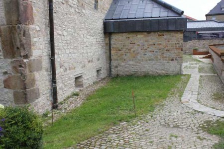 Auf dieser Fläche sollen im Laufe des Jahres Hochbeete entstehen, die Pflanzen beherbergen, die auch bereits zu Kaisers Zeiten angepflanzt wurden. Foto: ©LWL-Museum in der Kaiserpfalz/ S. Weihrauch