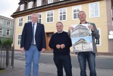 Stellen den Abschluss der Fassadensanierung vor – v.l. Bürgermeister Daniel Hartmann, Hauseigentümer Dr. Carsten Stender und Denkmalpfleger Henning Fischer