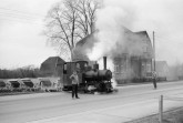 Eine der letzten Feldbahnen mit Dampflokeinsatz fuhr im Kalkwerk in Künsebeck. 1966 überquert eine der Loks - von zwei Posten gesichert - die Bundesstraße auf dem Weg zum Steinbruch. Foto: ©H. Beyer