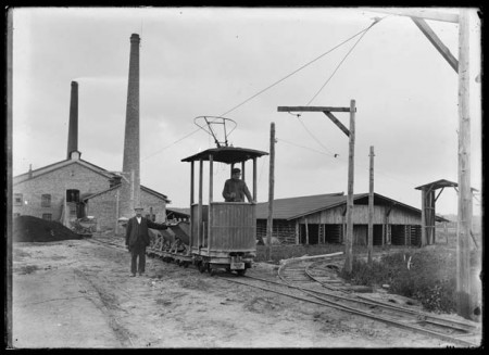 Die Herforder Firma Bokelmann & Kuhlo baute um 1900 Lokomotiven für elektrische Feldbahnen, mit denen einige Ziegeleien experimentierten. Für Werbezwecke wurde dieses Bild der fertigen elektrischen Bahn aufgenommen. Foto: ©Sammlung B. Beyer